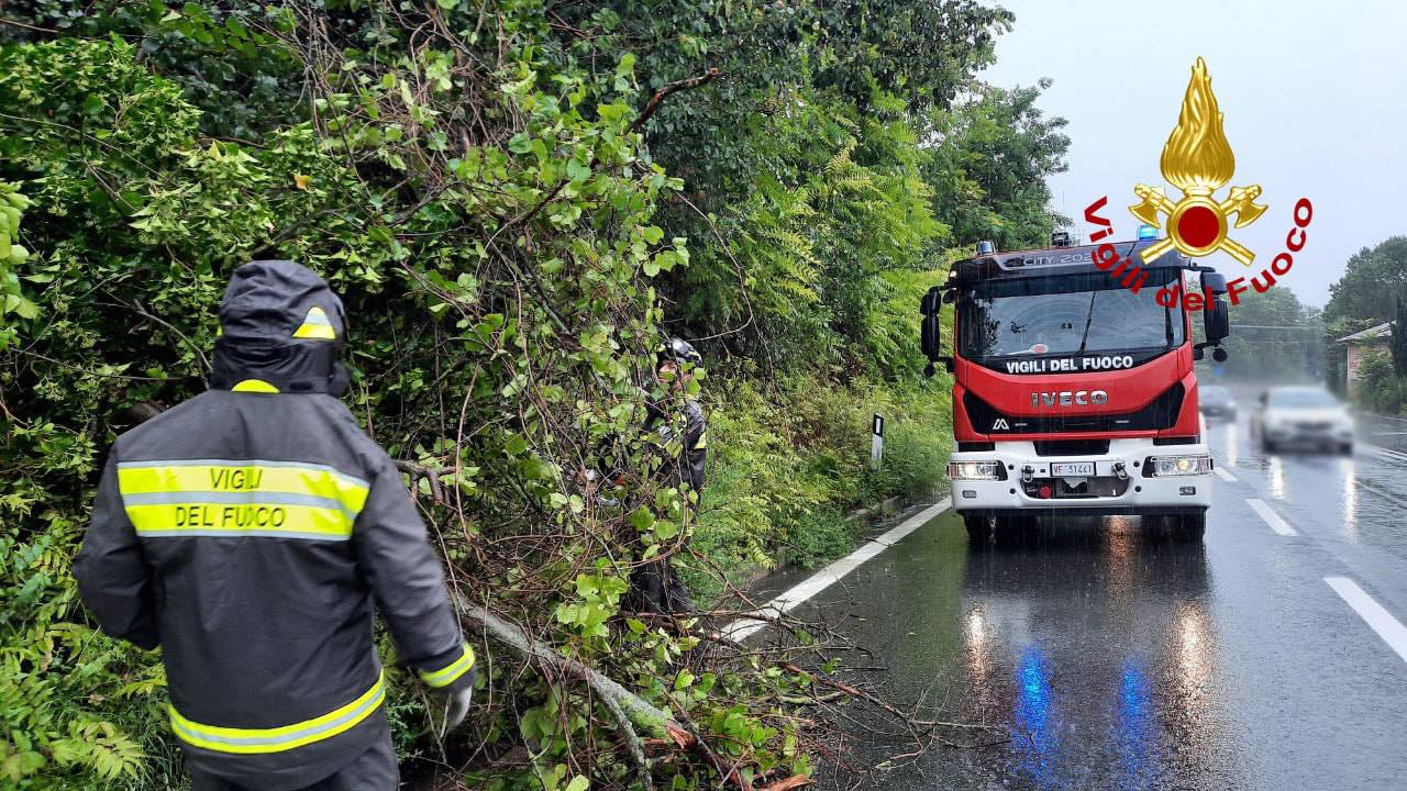 Forti raffiche di vento a Siracusa, luminarie e lampioni precipitano sulla strada