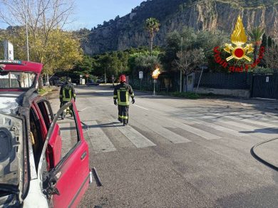 Auto Gpl a fuoco nella zona di Mondello, intervento dei vigili del fuoco