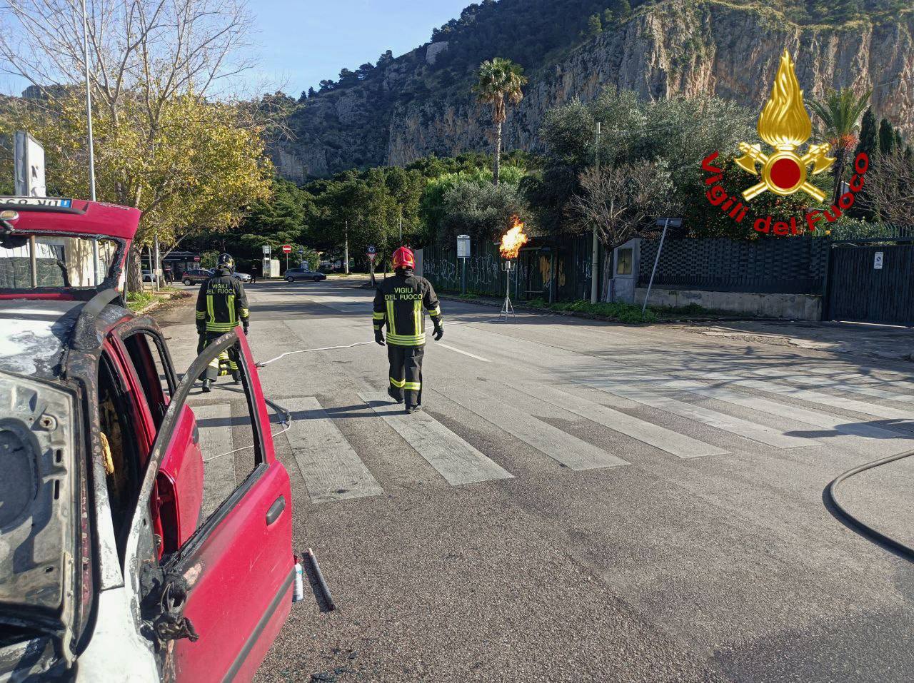 Auto Gpl a fuoco nella zona di Mondello, intervento dei vigili del fuoco
