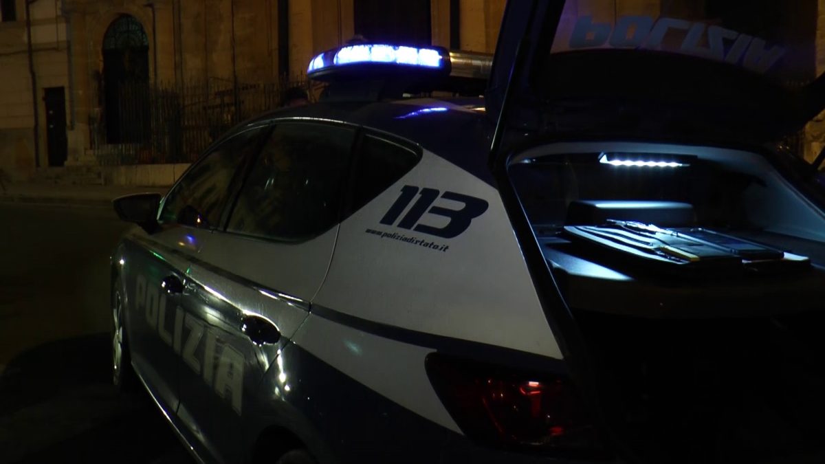 Palermo, va a casa della moglie armato di pistola e incendia porta d’ingresso dell’abitazione: arrestato Palermo, va a casa della moglie armato di pistola e incendia porta d’ingresso dell’abitazione: arrestato