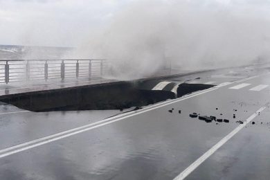 Il ciclone si abbatte sulla Sicilia, enorme voragine sul lungomare di Santa Teresa di Riva: “Attenzione, molto pericoloso”