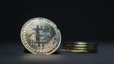 Bitcoin, tuffo sotto 70mila dollari ai minimi da fine 2024
