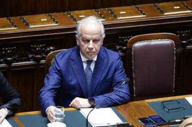 Piantedosi: approvate norme che rafforzano divieto porto coltelli