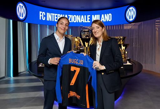 Calcio, la Presidente del Parlamento Europeo Metsola all’Inter HQ
