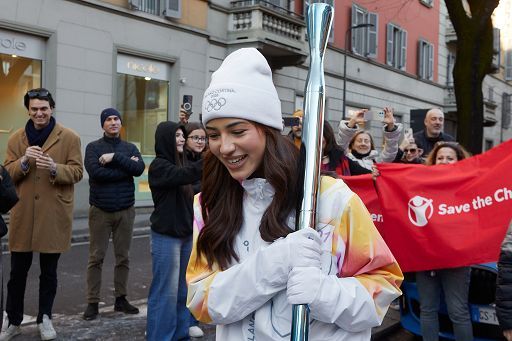 Milano Cortina, Hiba tedofora per la pace per Save The Children