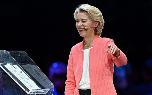 Ue, Von der Leyen: dobbiamo rivedere linee guida su fusioni imprese
