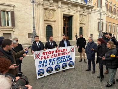 Dl Ucraina, striscione deputati Vannacci davanti a Camera: “stop soldi a Zelensky”