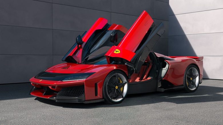 Ferrari chiude un 2025 “eccezionale”, alza dividendo e vola in Borsa