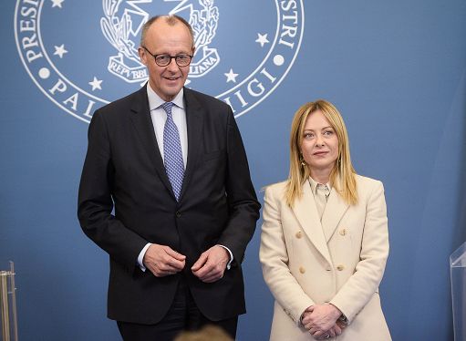 Italia e Germania provano a guidare scatto Ue, Macron insiste su buy european