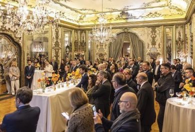 Pasqua ripensa con Carole Bouquet il senso del Passito di Pantelleria