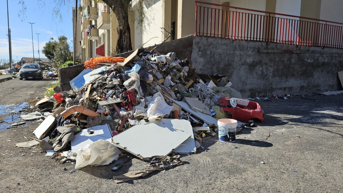 FOTO e VIDEO – Adrano, micro discariche abusive in via IV Novembre. Ancora rifiuti abbandonati davanti alle case popolari