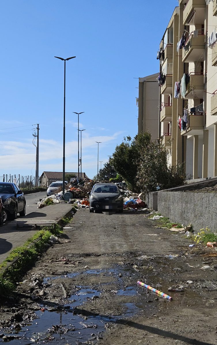 FOTO e VIDEO – Adrano, micro discariche abusive in via IV Novembre. Ancora rifiuti abbandonati davanti alle case popolari