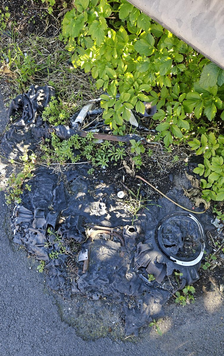 FOTO e VIDEO – Adrano, micro discariche abusive in via IV Novembre. Ancora rifiuti abbandonati davanti alle case popolari