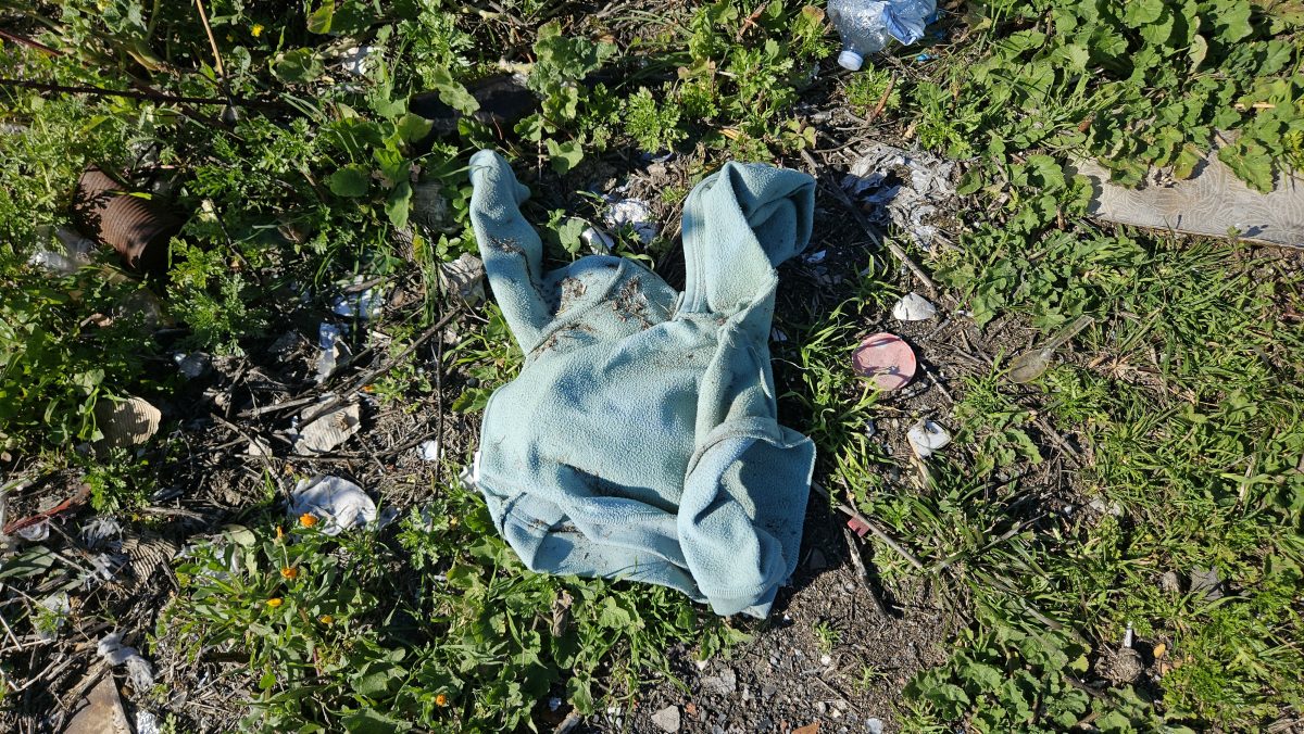 FOTO e VIDEO – Adrano, micro discariche abusive in via IV Novembre. Ancora rifiuti abbandonati davanti alle case popolari