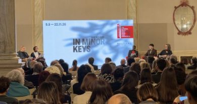 I semi, la poesia e la cura: la Biennale (in assenza) di Koyo Kouoh