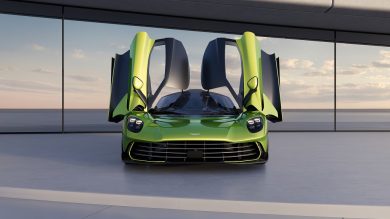 Aston Martin chiude 2025 in rosso per 493 mln gbp e taglia 20% addetti
