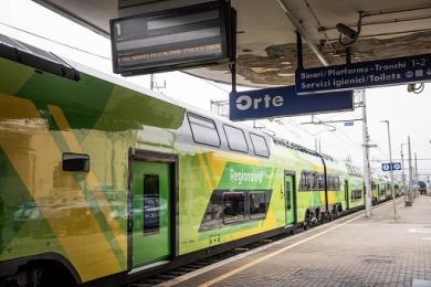 Regione Lazio, Trenitalia: consegnati due nuovi elettrici doppio piano
