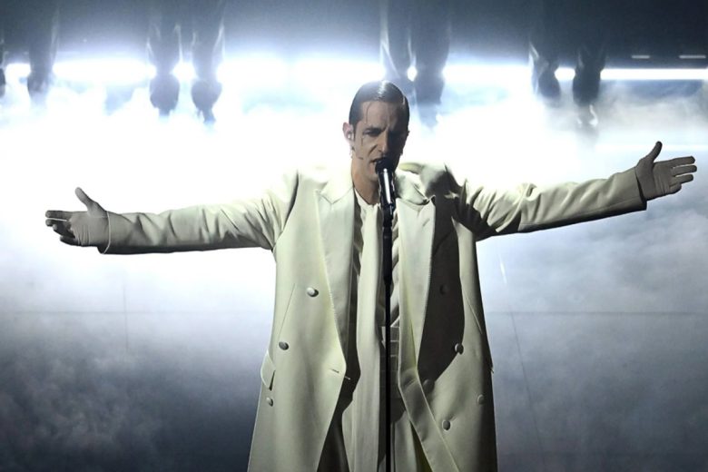 In bianco e commosso, Achille Lauro ricorda le vittime della strage di Crans-Montana a Sanremo 2026