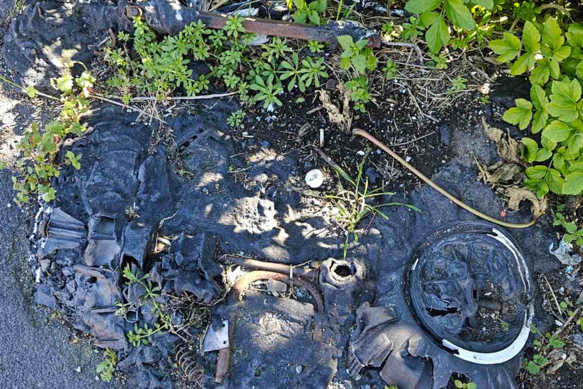 FOTO e VIDEO – Adrano, micro discariche abusive in via IV Novembre. Ancora rifiuti abbandonati davanti alle case popolari