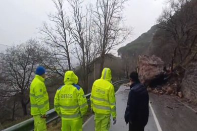VIDEO | Il masso invade la strada, Anas in azione sulla Statale 185 nel Messinese