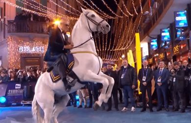 L’ingresso a cavallo e la performance da standing ovation, Andrea Bocelli “principe” della finale di Sanremo 2026