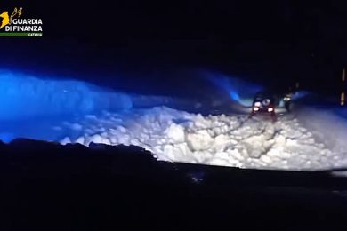 Bufera di neve sull’Etna, auto bloccate: interviene il Soccorso Alpino