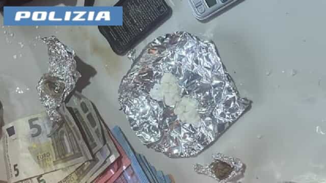 VIDEO | Crack, marijuana e hashish custoditi in uno stabile: il blitz antidroga a San Cristoforo