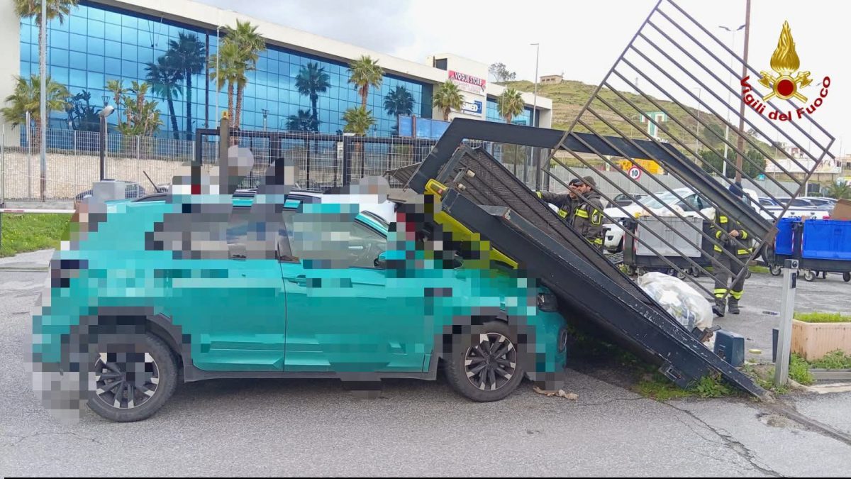 Cancello su auto a Messina, intervengono i vigili del fuoco