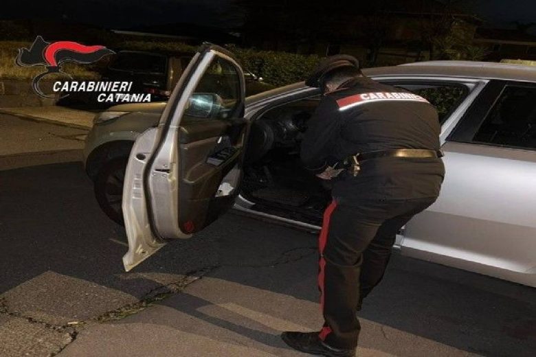 Aspetta il cliente ma arrivano i carabinieri, arrestato pusher nel Catanese