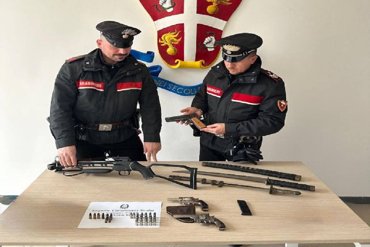 Armi da fuoco, due katana e un vero arsenale in casa, arrestato a Castelbuono Armi da fuoco, due katana e un vero arsenale in casa, arrestato a Castelbuono