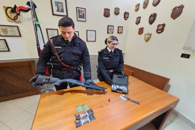 Arma clandestina, munizioni e droga in un locale in centro a Palermo: arrestato giovane