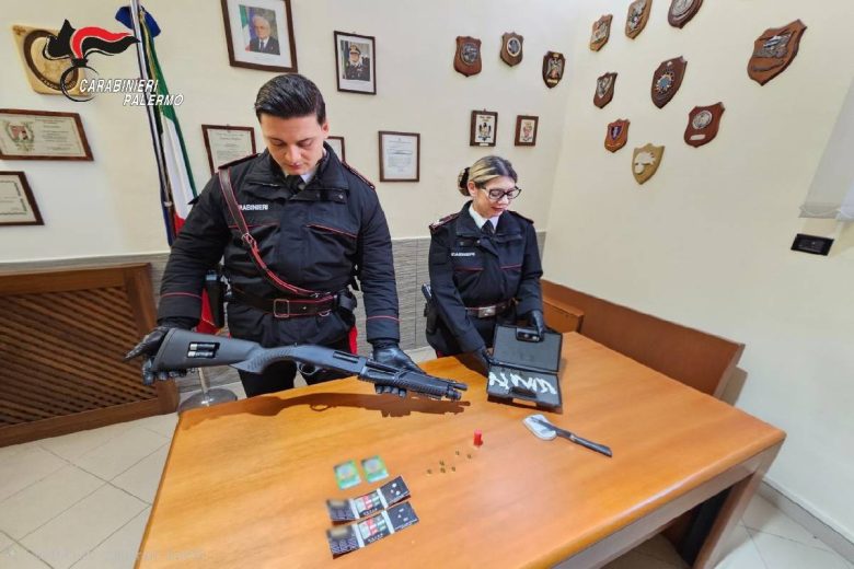 Arma clandestina, munizioni e droga in un locale in centro a Palermo: arrestato giovane
