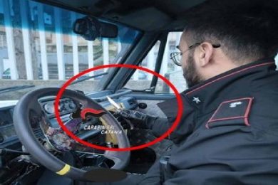 In macchina con falce e coltello, giovane denunciato nel Catanese