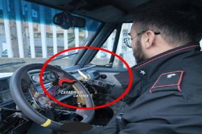 In macchina con falce e coltello, giovane denunciato nel Catanese
