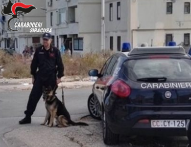 Ai domiciliari ma sorpresi fuori casa, denunciati due uomini a Siracusa