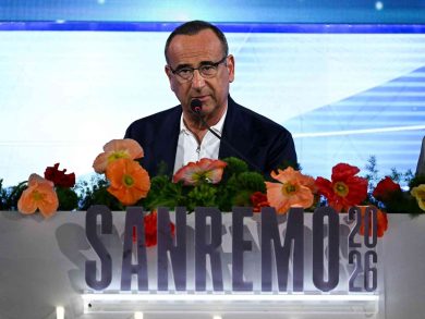 Sanremo 2026, la conferenza della prima giornata. Conti: “Il Festival si aprirà con la voce di Pippo Baudo e sua sigla”
