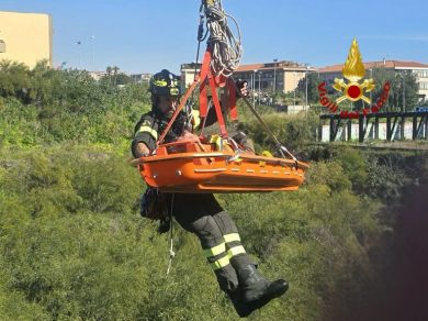 Anziano cade in un fossato a Catania: salvato dai Vigili del Fuoco