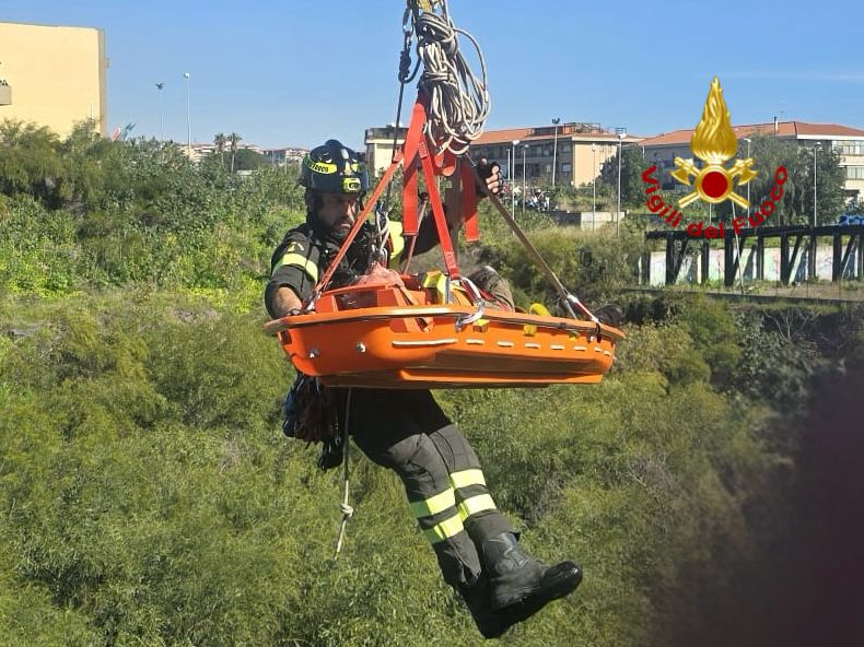 Anziano cade in un fossato a Catania: salvato dai Vigili del Fuoco