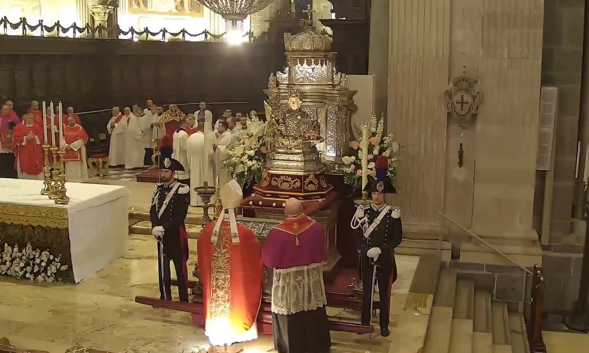 Conclusa la messa, sta per iniziare il giro interno - Diretta Diocesi