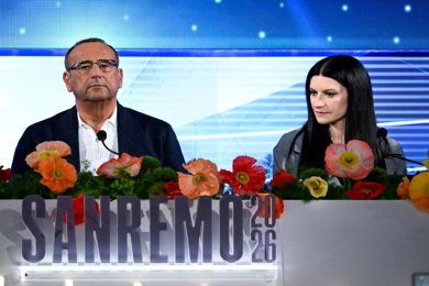 Via al Festival di Sanremo 2026: la prima conferenza stampa di Carlo Conti