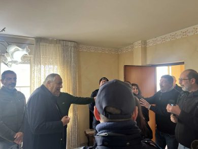 Palermo, il sindaco consegna chiavi della casa popolare allo Zen a nuova famiglia