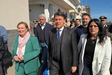 VIDEO – Ciclone Harry, Giuseppe Conte tra Acireale e Aci Castello per la conta dei danni: presenti anche Marano e Adorno
