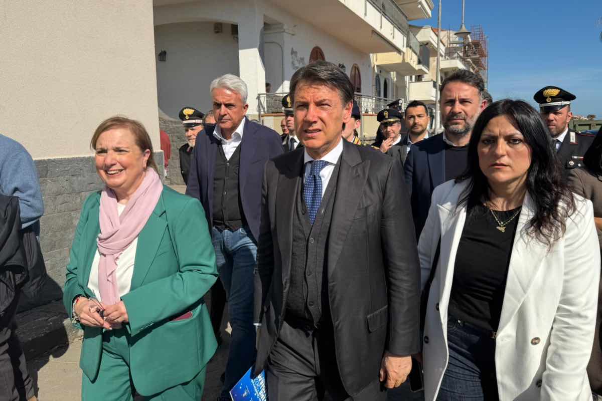 Giuseppe Conte in Sicilia dopo i danni del ciclone Harry: “Rischio alto che non arrivino ristori. Regionali e Ponte? Vi dico…”