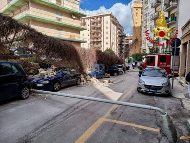 Palermo, crolla muro in via Nairobi: uomo ferito e diverse auto danneggiate