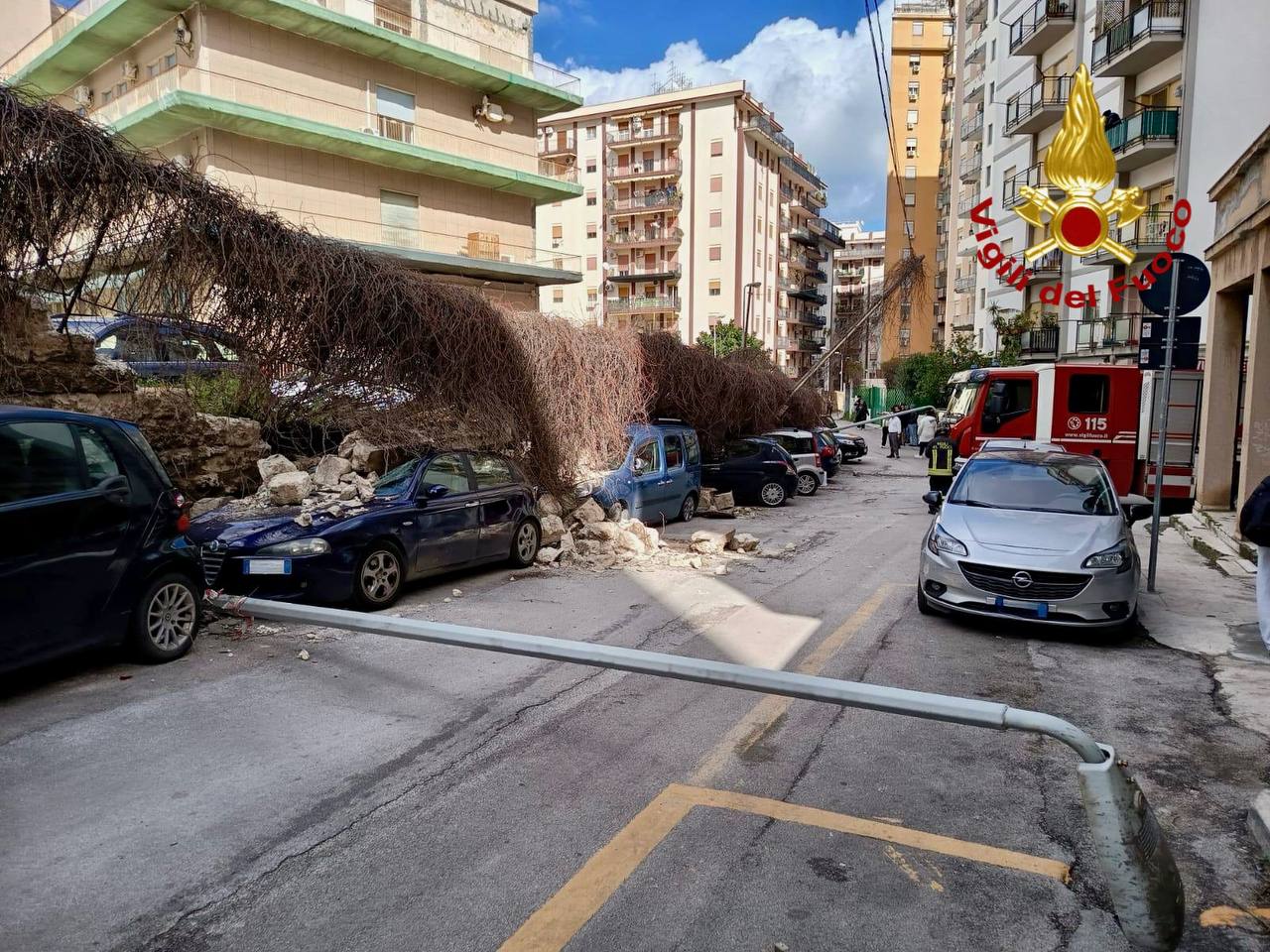Palermo, crolla muro in via Nairobi: uomo ferito e diverse auto danneggiate
