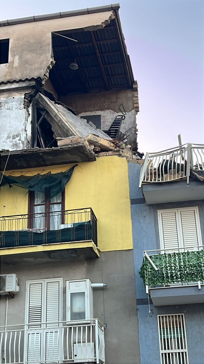 FOTO | Il boato, l’esplosione e il crollo: paura nella notte a Licata, ustionati marito e moglie