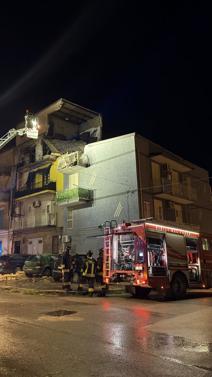FOTO | Il boato, l’esplosione e il crollo: paura nella notte a Licata, ustionati marito e moglie