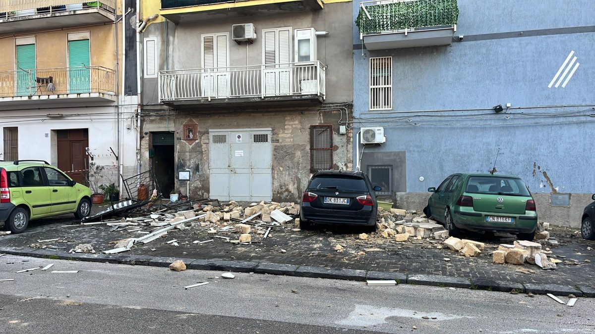 FOTO | Il boato, l’esplosione e il crollo: paura nella notte a Licata, ustionati marito e moglie