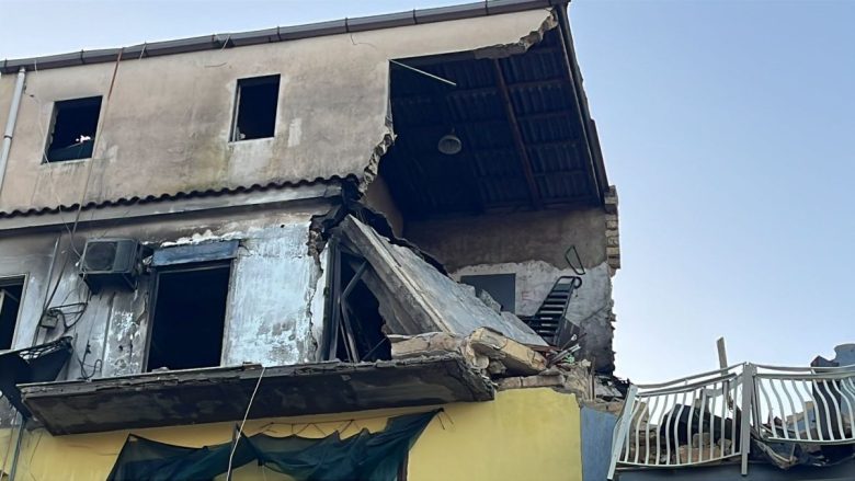 FOTO | Il boato, l’esplosione e il crollo: paura nella notte a Licata, ustionati marito e moglie