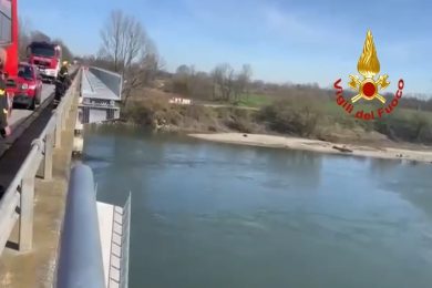 VIDEO | Paura vicino al fiume, crolla passerella ciclo-pedonale: vigili del fuoco in azione